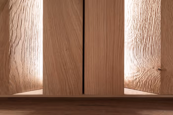 Nahansicht der beleuchteten Front einer Vitrine aus Eiche.