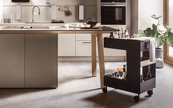 Passend zu den Küchen von next125 gibt es einen praktischen Küchen-Trolley, der die wichtigsten Küchenutensilien immer bereitstellt.&nbsp;