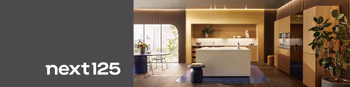 Einbauküchenzeile mit modernem Design, mit Insel und großen Hochschränken mit integrierten Küchengeräten. Links auf grauem Hintergrund, das next125 Logo.&nbsp;