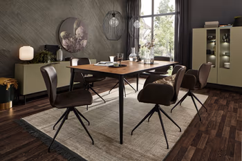 Ausziehbarer Esstisch mit Holztischplatte und schwarzem Gestell, um den mehrere braune Lederstühle stehen.