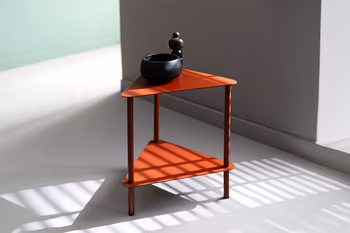 Couchtisch DAGNY von RAUM.FREUNDE aus Metall in der Farbe oxidrot