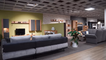 Gemütliche Wohnlandschaft und moderne Wohnmöbel in der Ausstellung des Möbel-Abholmarkts Mambo – vielseitige Einrichtungsideen für Ihr Zuhause.