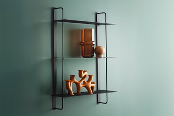 Wandregal DAGNY aus schwarzem Metall mit Deko von RAUM.FREUNDE