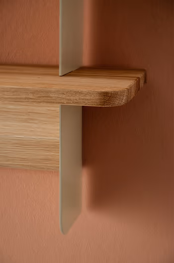 Detail des RAUM.FREUNDE Wandregals OLAI in beigem Metall und Eiche