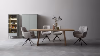 Moderner Massivholz Esstisch mit Fußgestell aus Holz und ovaler Tischplatte in einem modernen Esszimmer mit Polsterstühlen.