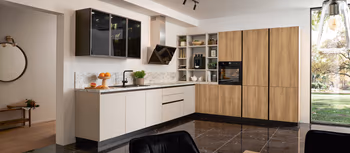 Helle Contur-Winkelkueche mit moderner Dunstabzugshaube und hoelzernen Kuechenfronten.