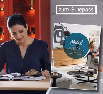 Frau, die in einem Katalog blättert, daneben der Titel des Möbel Gütepasses.