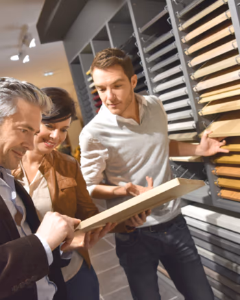 Beratungsgepraech in der Kuechenabteilung mit Arbeitsplattenmustern.