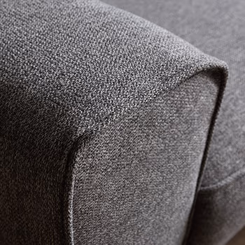 Nahaufnahme von hochwertigem Stoffbezug eines grauen Sofas.