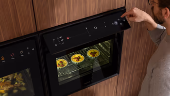 BORA Dampfbackofen mit großem Touchdisplay in schwarzem Design