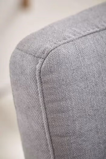 Rückenlehne eines grauen Stuhls.