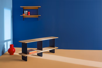 Wandregal und Sideboard OLAI von RAUM-FREUNDE vor blauem Wand auf gelbem Boden