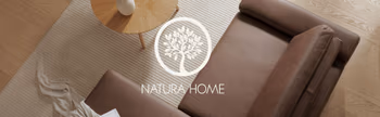 Braunes Ecksofa mit rundem Couchtisch und dem Logo von Natura Home.
