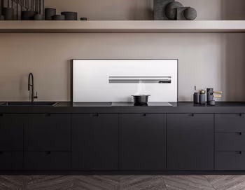 Mattschwarze Küchenzeile in minimalistischer Optik und grifflos.&nbsp;