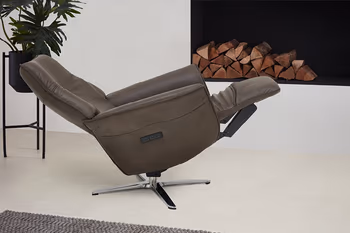 Braungrauer Relaxsessel in Herz-Waage-Position.