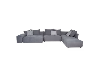 Großes dunkelgraues Ecksofa mit mehreren Dekokissen. 