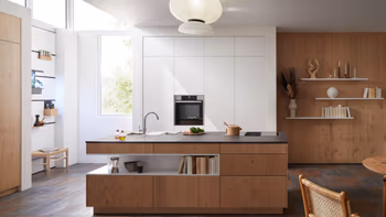 Holzfronten und helle Fronten in Kombination