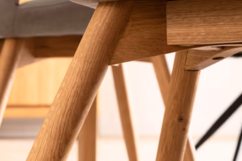 Holzgestell eines Esszimmerstuhls.