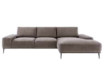 Ecksofa mit Stoff bezogen in der Farbe mocca mouse mit filigranen schwarzen Beinen.