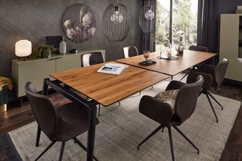 Moderner Esstisch mit schwarzem Gestell und Holz Tischplatte, der verlängert wurde.
