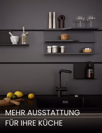 Moderne Küche mit schwarzer Arbeitsplatte und grauer Nischenrückwand.