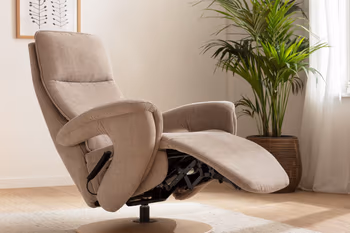 Relaxsessel in beige in Liegeposition.