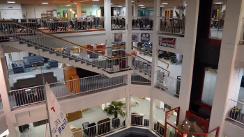 Innenansicht des Möbelhauses Wohnwelt von Harten mit mehreren Etagen und einer zentralen Treppe.