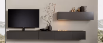 Schwarze Design Wohnwand mit integriertem Deko Kamin.