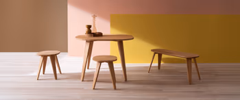 RAUM.FREUNDE SIGNE - Freunde fürs Leben: Esstisch, Bank und Hocker aus massiver Eiche