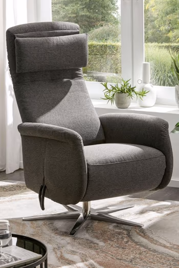 Grauer Relaxsessel mit hoher Rückenlehne und kleinem Kissen an der Kopflehne.