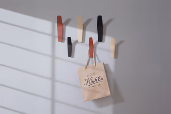 Wandhaken SIGNE von RAUM.FREUNDE mit daran hängender Papiertüte