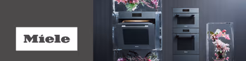 Miele Backöfen in mattem Schwarz umgeben von Blumen, die in Eisblöcken eingefroren sind. Links auf grauem Hintergrund ist das Miele-Logo in Weiß.