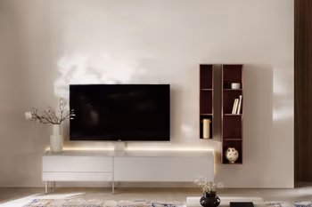 Moderne Wohnwand bestehend aus einem weißen TV-Lowboard und einem braunen hängenden Wandregal.