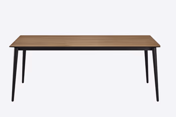 Esstisch mit Holz Tischplatte und schwarzem Gestell.