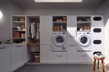 Schrankfront im Hauswirtschaftsraum mit vielen cleveren Stauraumlösungen