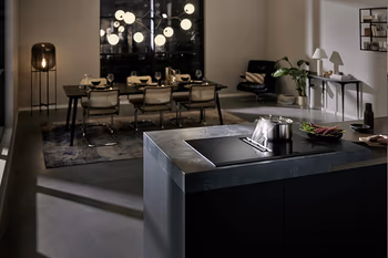 Muldenluefter in moderner Wohnküche bei nacht