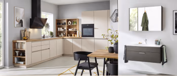 Winkelküche mit hellen Fronten und Badezimmermöbel