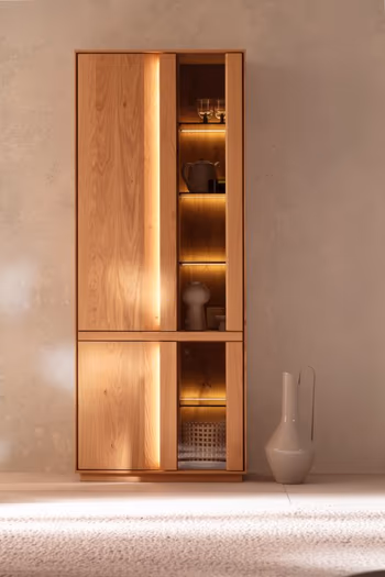 Große beleuchtete Vitrine mit Glaseinsätzen auf der rechten Seite.