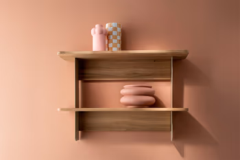 Milieubild von Wandregal OLAI von RAUM.FREUNDE aus schwarzem Metall und Eiche vor pfirsichfarbener Wand