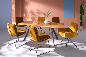 Skandi Esstisch mit Tischplatte aus Holz in Bootsform und schwarzem Tischgestell.