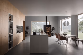 Holzküche mit weißen Elementen und Kücheninsel.