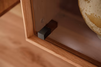 Glastür mit schwarzem Griff.