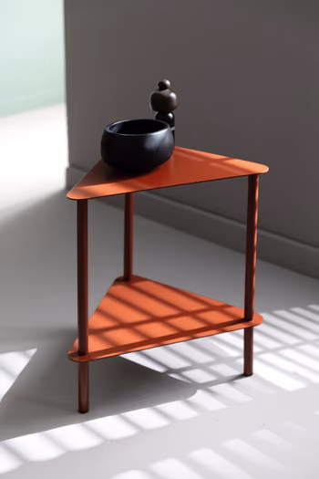 Milieubild Beistelltisch DAGNY aus Metall in oxidrot von RAUM.FREUNDE