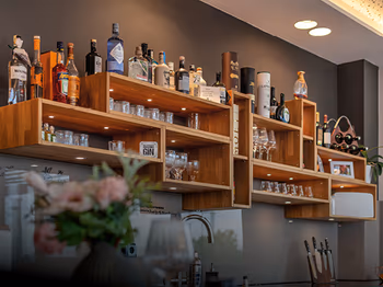 Ein stylisches und individuell erstelltes Wandregal mit Flaschen und Gläsern