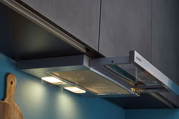 Dunstabzug mit Beleuchtung in Beton-Optik-Küche