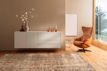 Design Relaxsessel, der innen mit orangenem Leder und außen mit Stoff in Orange bezogen ist.