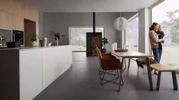 Frau mit Kind in wohnlicher Holzküche