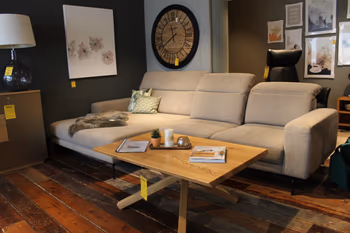 Sofa mit XL Longchair, große Wanduhr