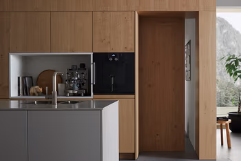 Holzküche mit Insel und Schiebetür aus Holz