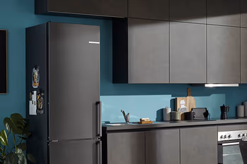 Farbenfrohe Küche mit Betonfronten